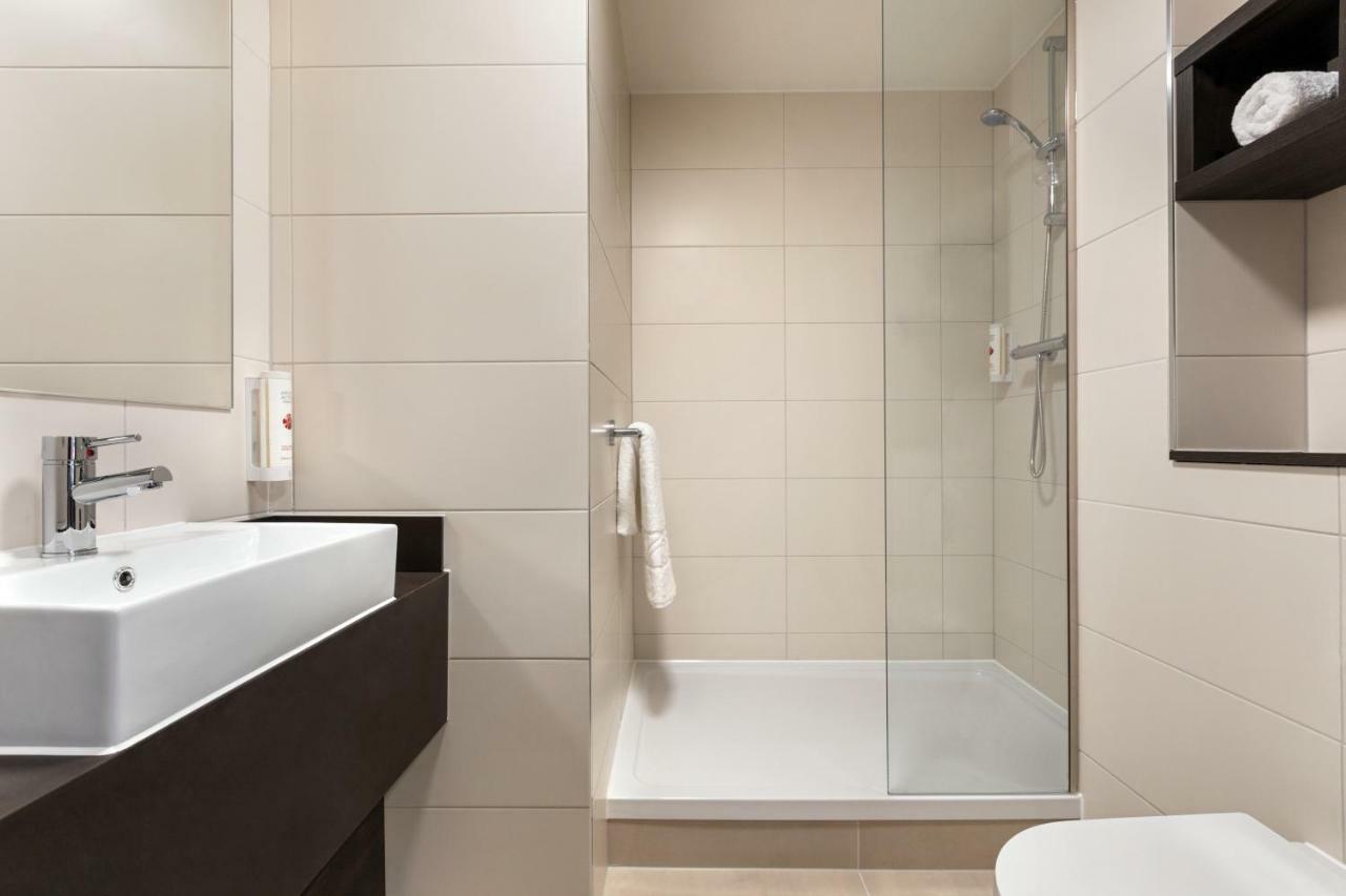 Ramada East Kilbride Hotel Buitenkant foto
